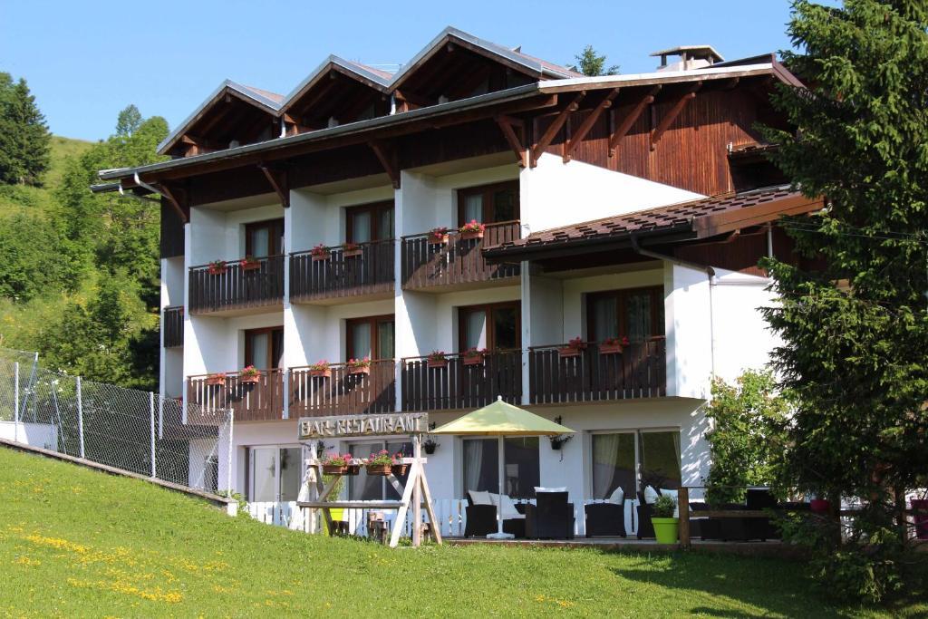 Hotel Le Christania Bellevaux Exterior photo